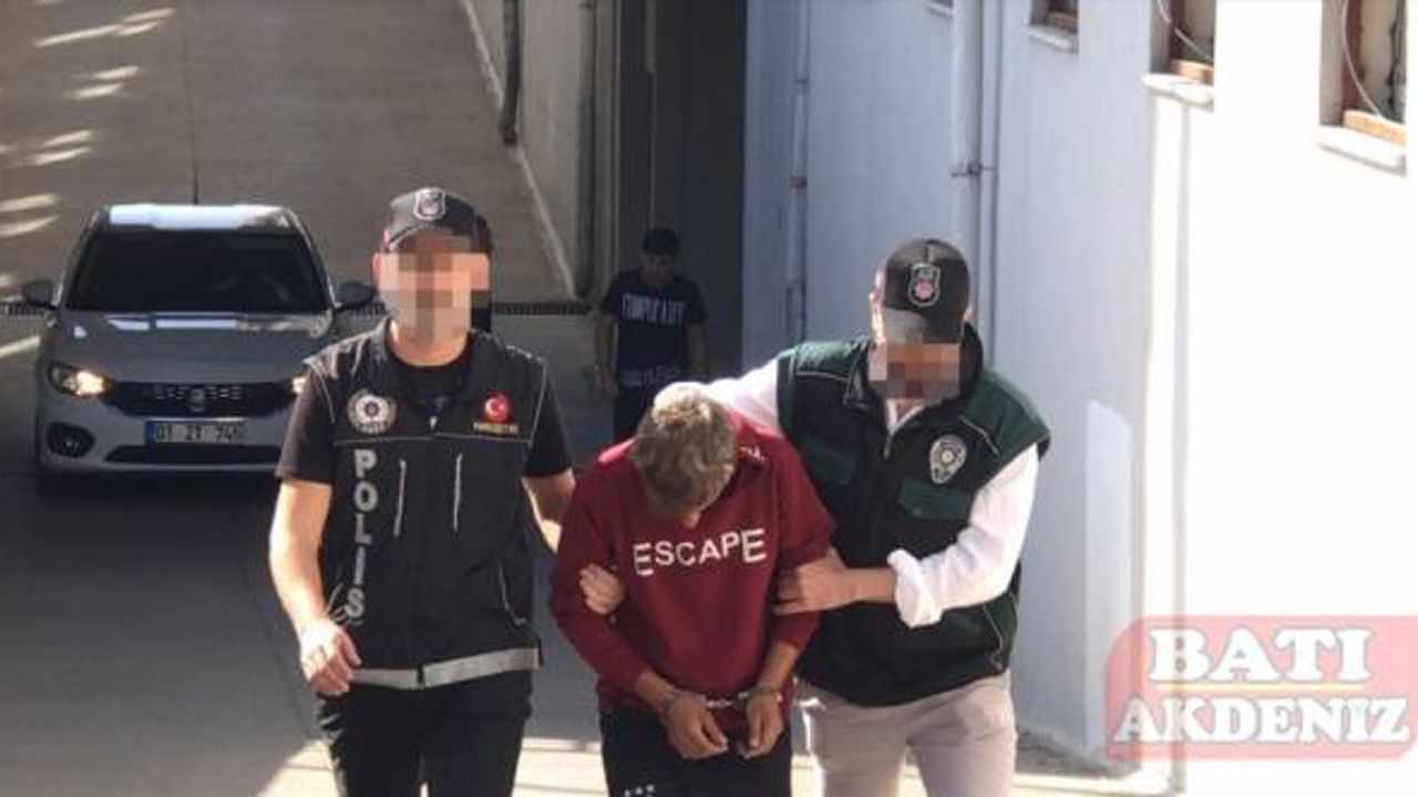 Adana'da polis, takibe aldığı zanlıyı uyuşturucu etkili haplarla yakaladı
