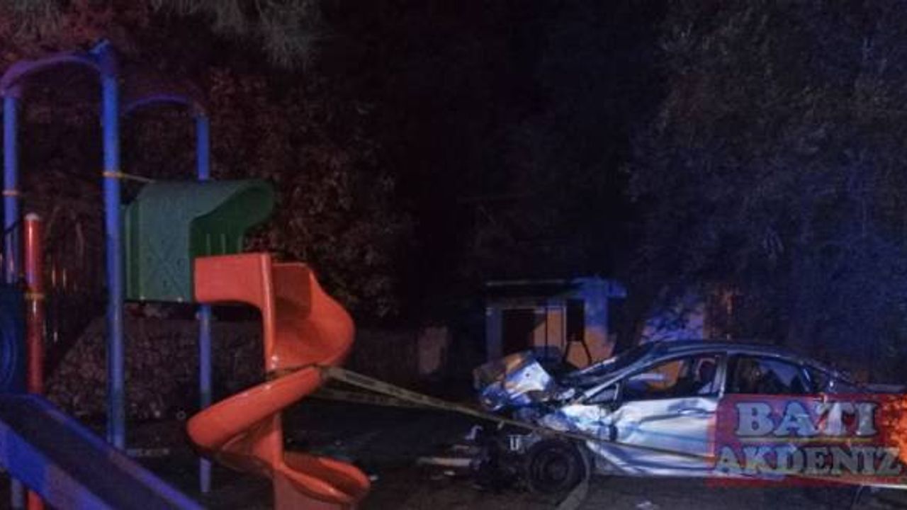 Alanya'da devrilerek çocuk parkına düşen otomobilin sürücüsü öldü