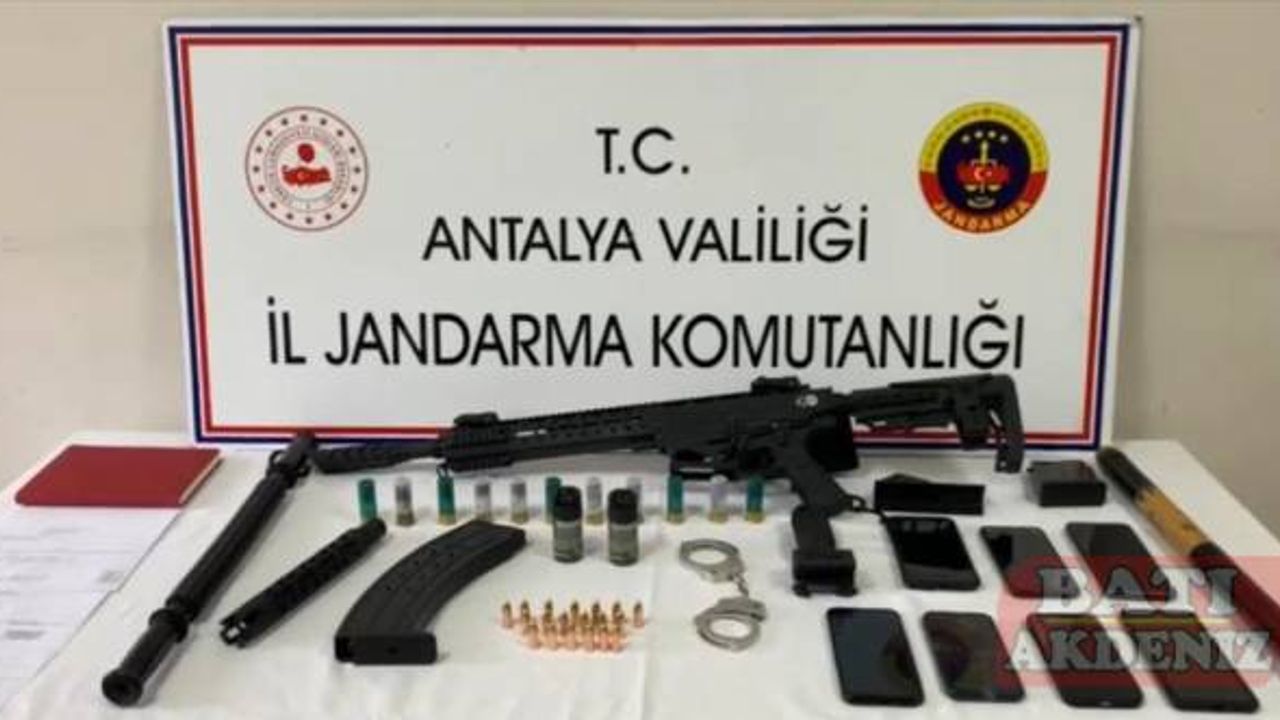 Antalya'da bir oteli sahte belgelerle almaya çalıştıkları iddiasıyla 6 şüpheli yakalandı