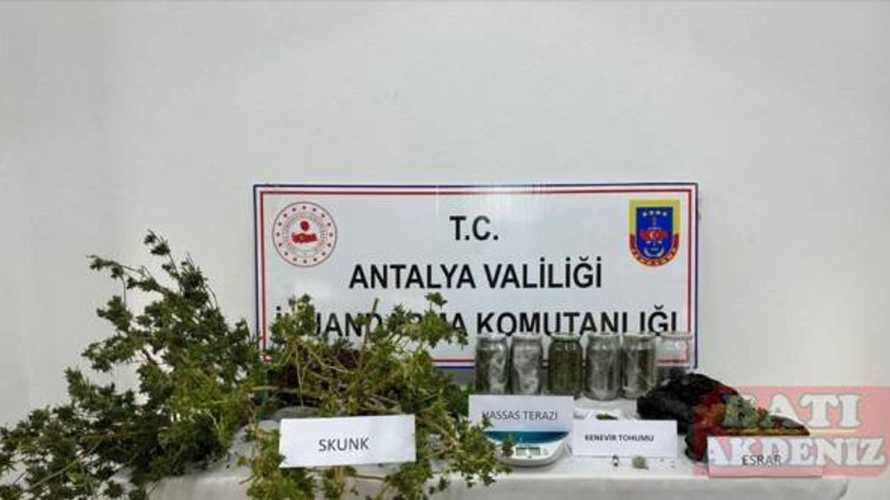 Antalya'da evinde ve seralarında uyuşturucu imalatı yapan zanlı yakalandı