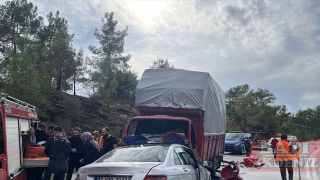 Antalya'da otomobil ve kamyonetin çarpıştığı kazada 2 kişi öldü, 6 kişi yaralandı