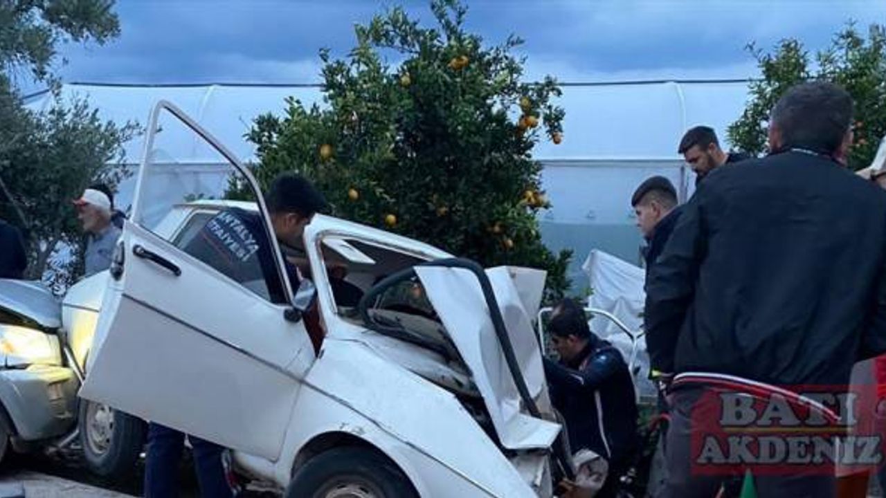 Antalya'daki trafik kazasında 2 kişi öldü, 3 kişi yaralandı haberi