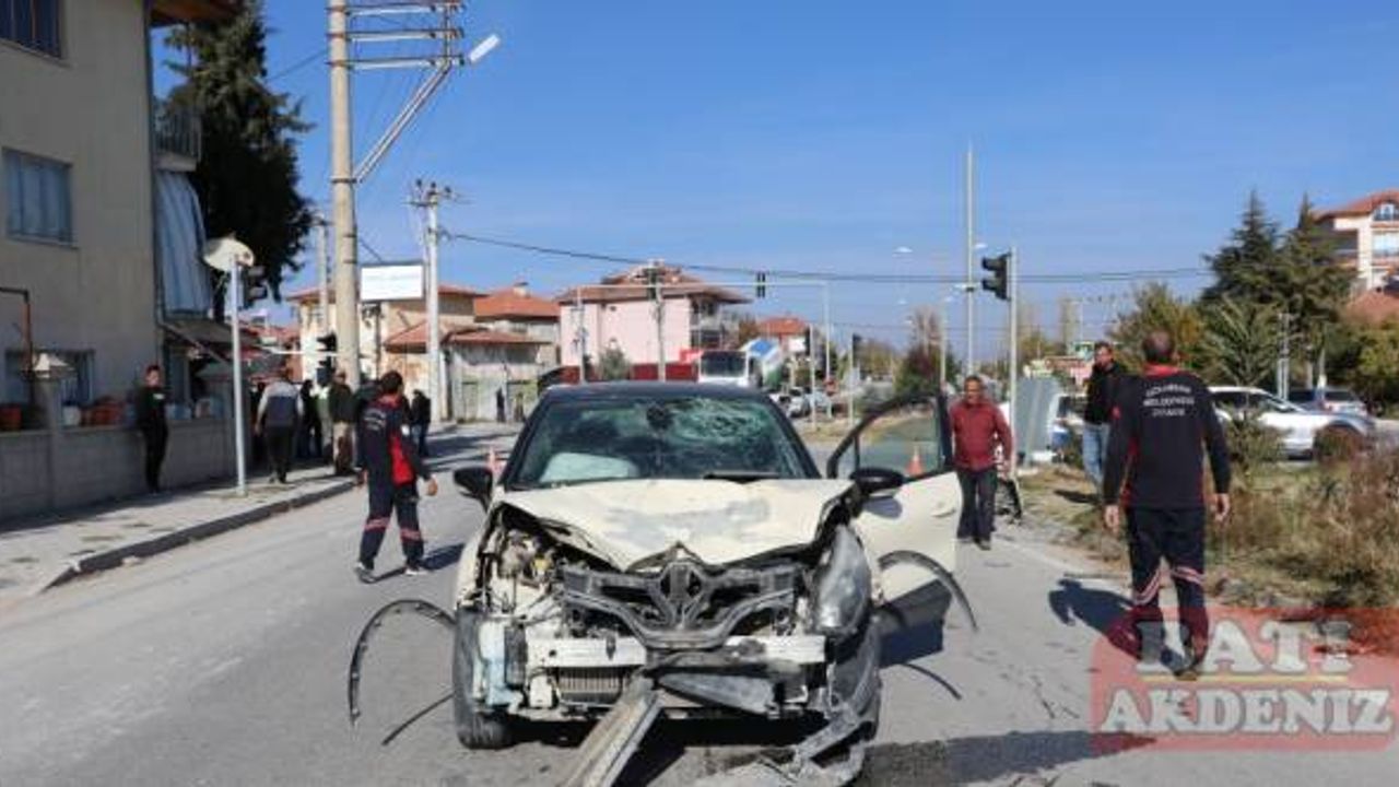 Burdur’da otomobil ile motosikletin çarpıştığı kazada iki kişi ağır yaralandı
