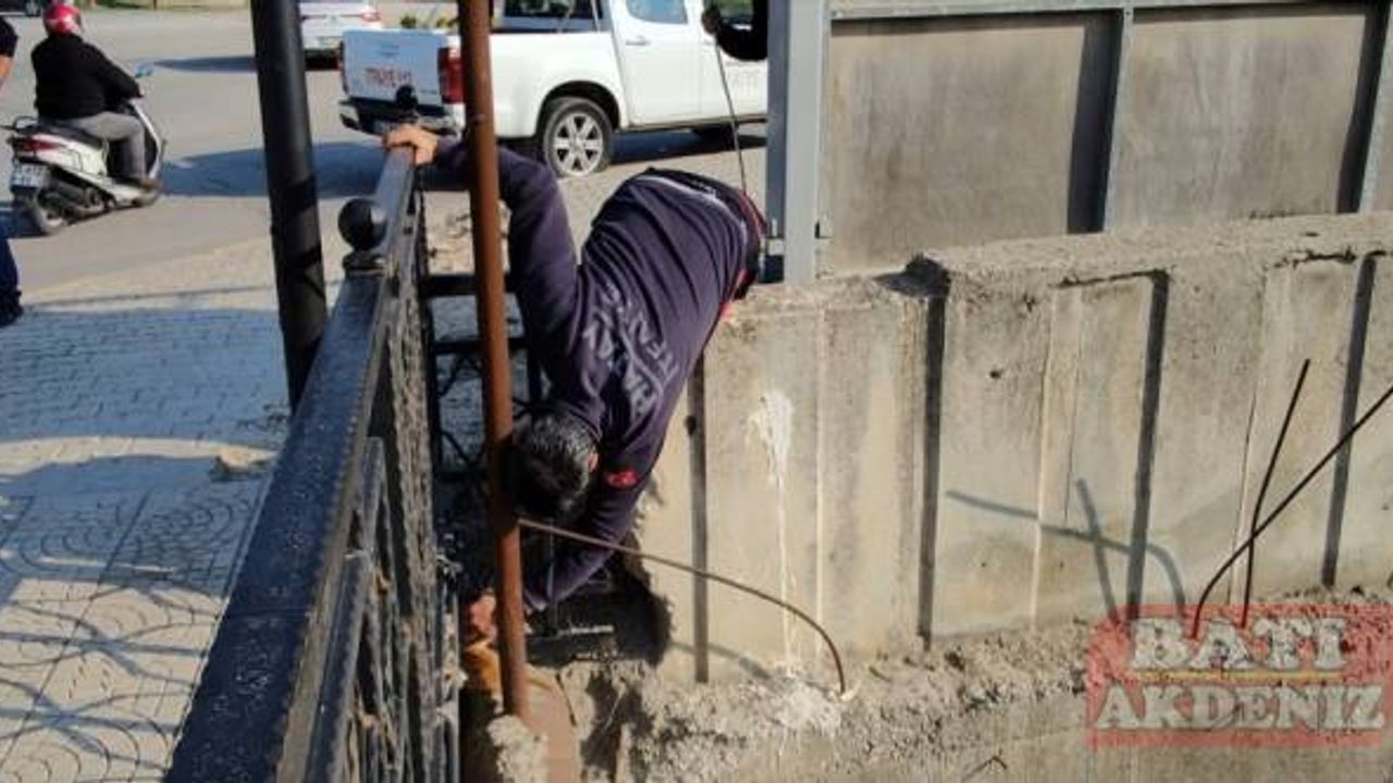Hatay'da köprü korkuluğunda mahsur kalan yavru kedi kurtarıldı