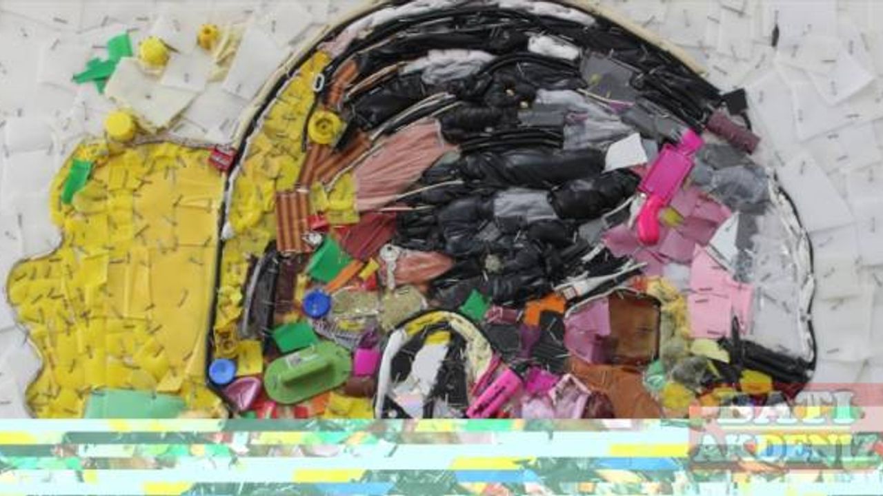 Hatay'da öğrenciler atık plastik ve metallerden Atatürk portresi yaptı