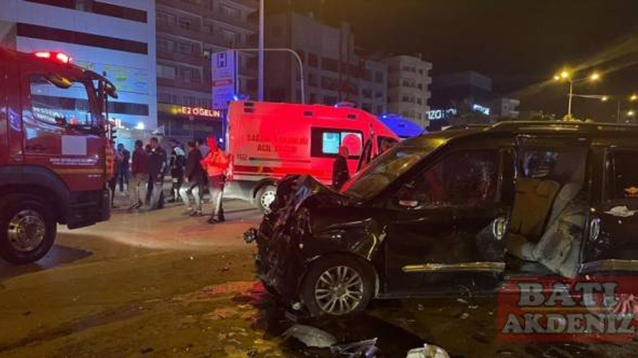 Hatay'da otomobil ile hafif ticari aracın karıştığı kazada 6 kişi yaralandı