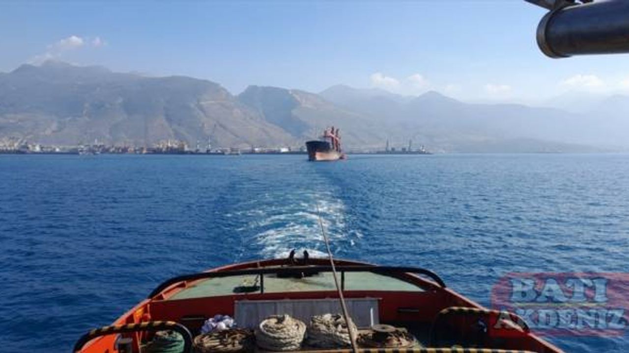 İskenderun Körfezi'nde karaya oturan gemi yüzdürülerek İzmir'e götürülüyor