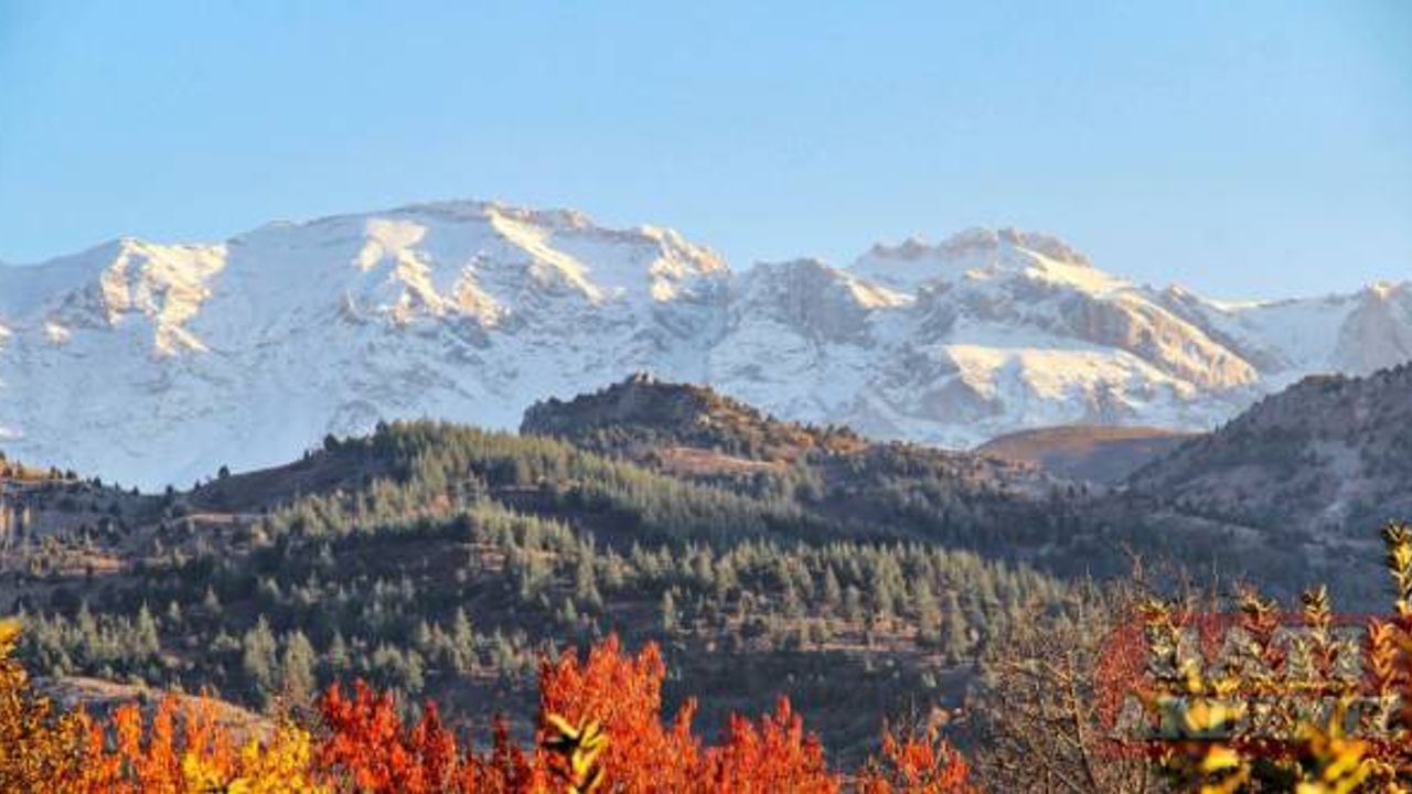 Kahramanmaraş'ta mevsimin ilk karı Berit Dağı'na düştü