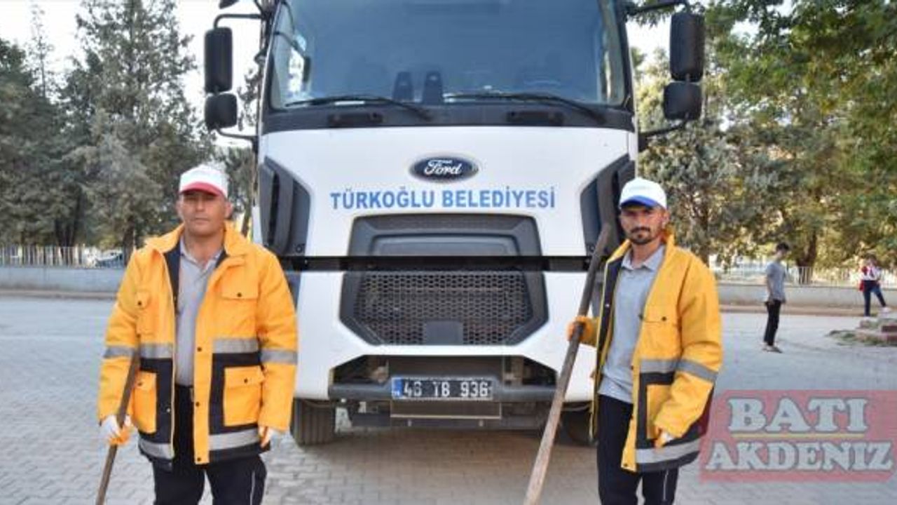Kahramanmaraş'ta yolda temizlik yapan işçiler buldukları cüzdanı sahibine teslim etti
