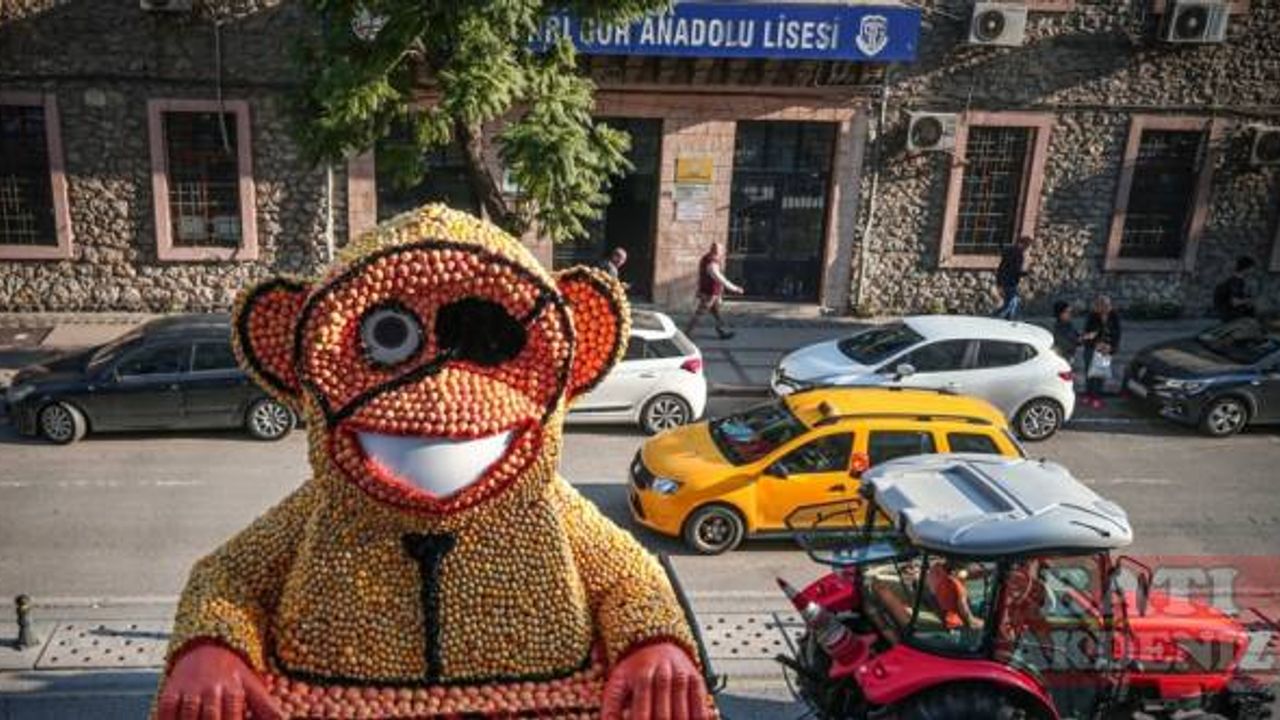 Mersin Narenciye Festivali'nin "gezici figürleri" kortejle tanıtıldı