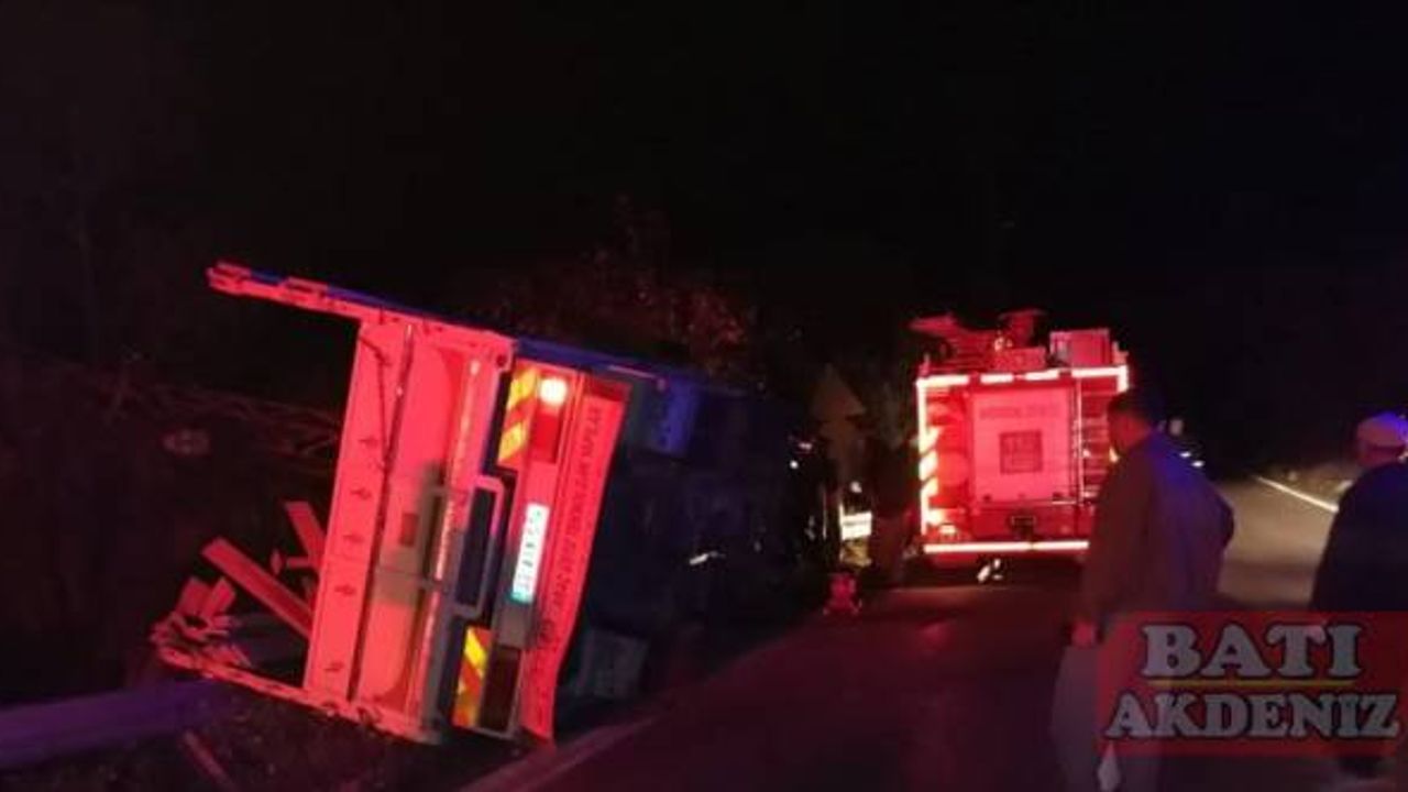 Mersin'de devrilen kamyonetteki 3 kişi yaralandı