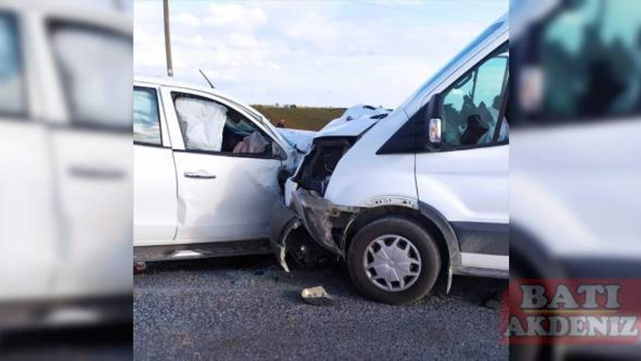 Mersin'de iki aracın çarpışması sonucu 8'i infaz koruma memuru 10 kişi yaralandı