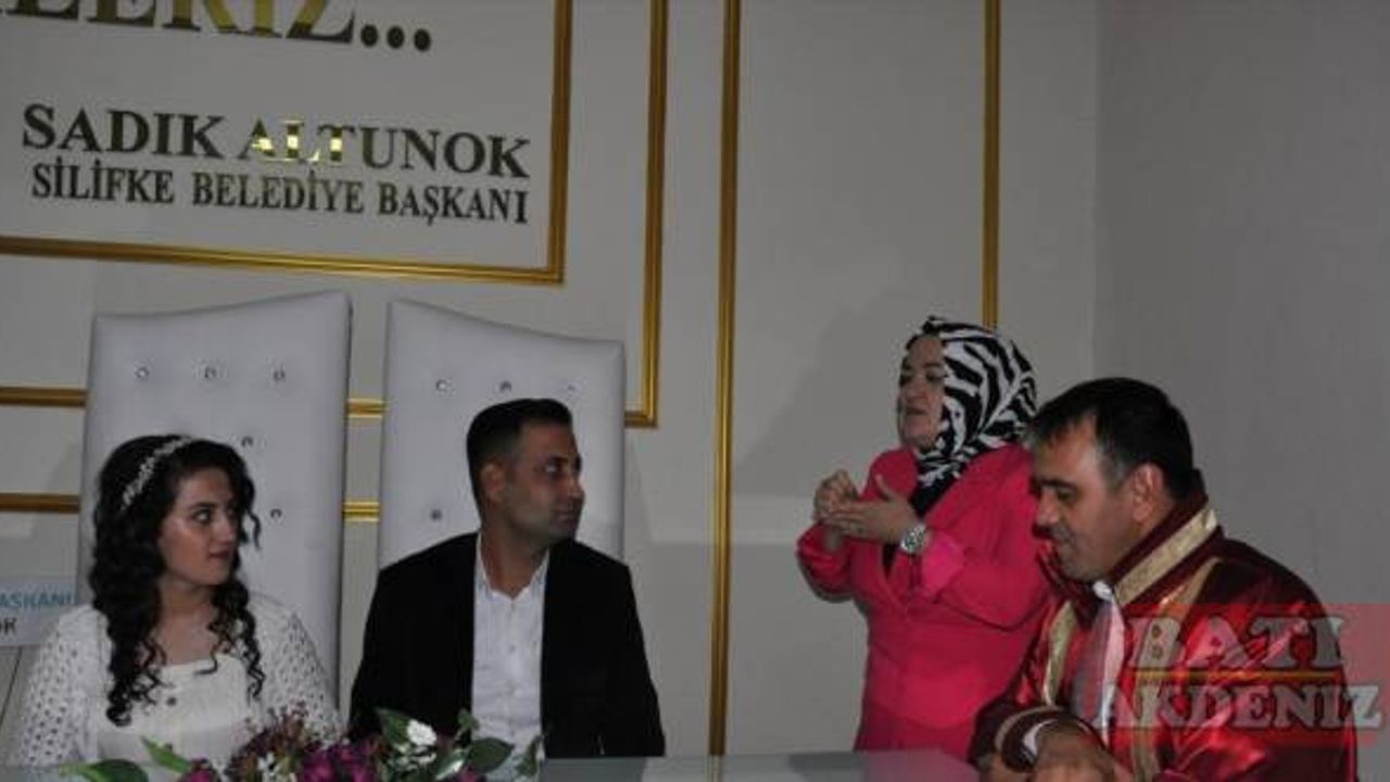Mersin'de işitme engelli çift işaret diliyle "evet" diyerek evlendi