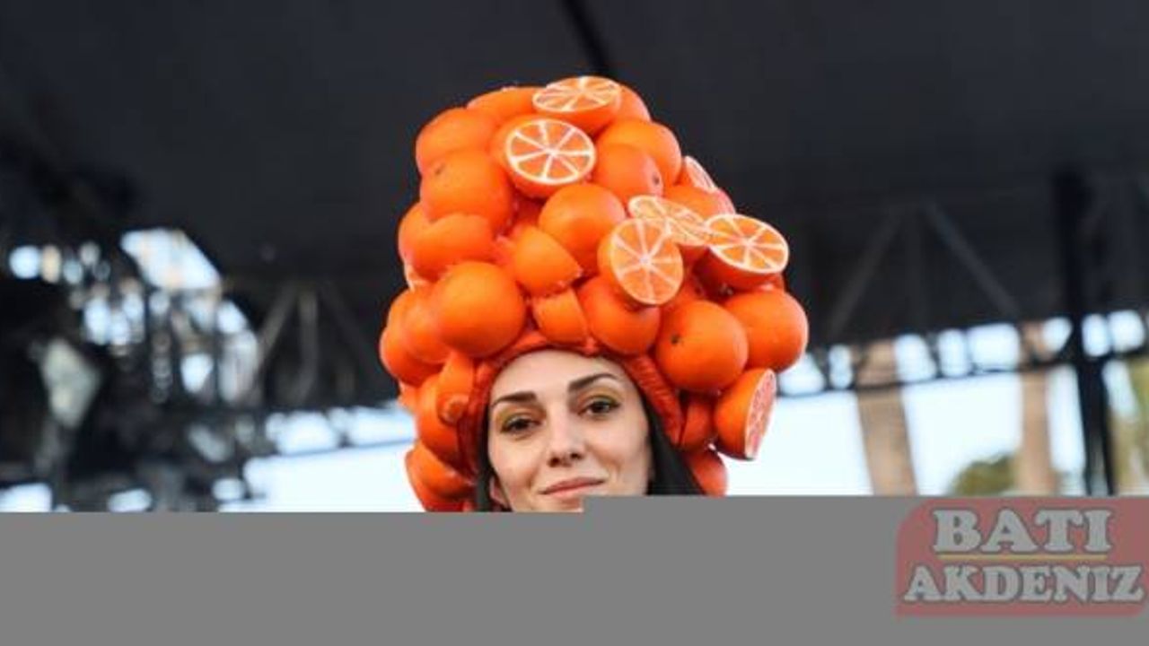 Mersin'de narenciye motifli kıyafetlerden oluşan defile yapıldı