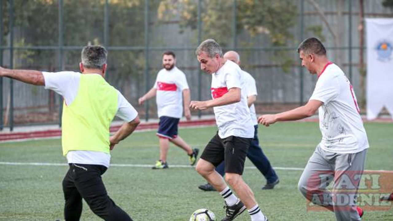 Mersin'de protokol üyeleri ve gençler, halı sahada maç yaptı