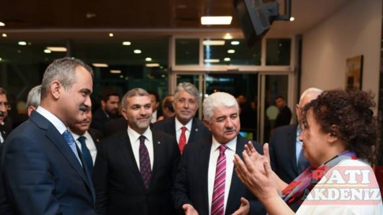 Milli Eğitim Bakanı Mahmut Özer, Hatay'da lise öğretmeniyle buluştu