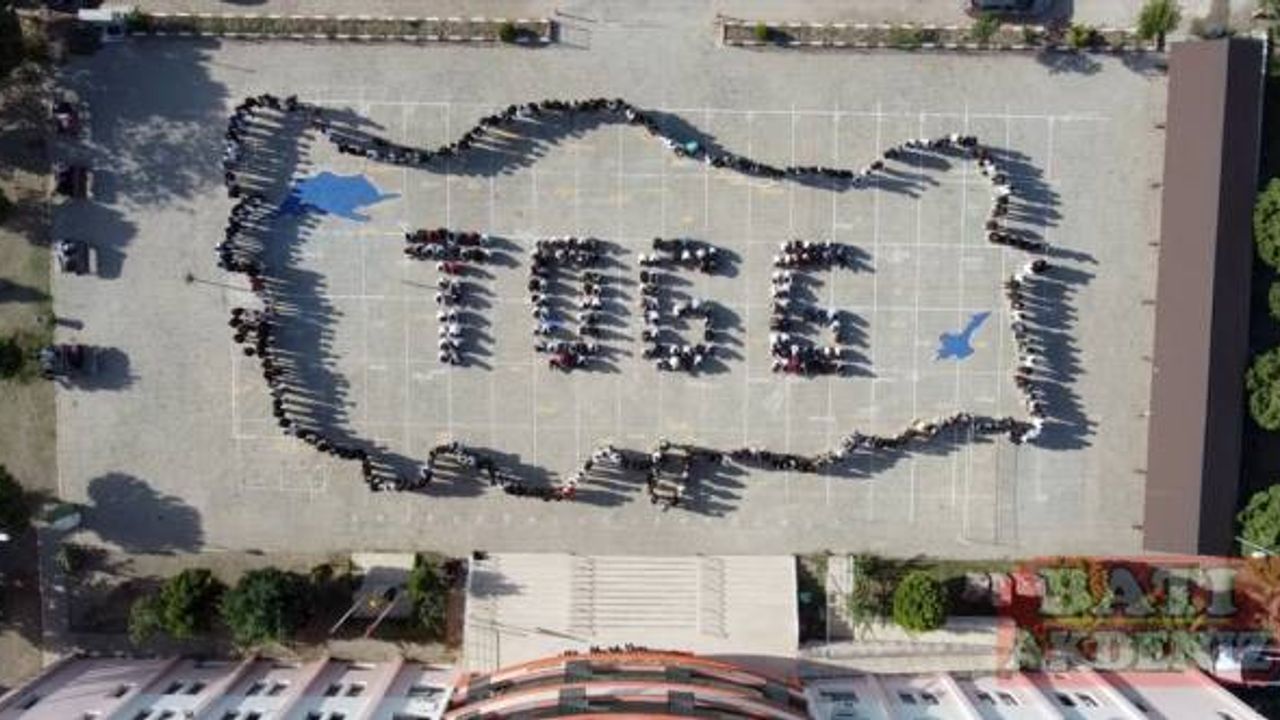 Osmaniye'de öğrencilerden "TOGG" yazısı ve "ay yıldız" koreografisi