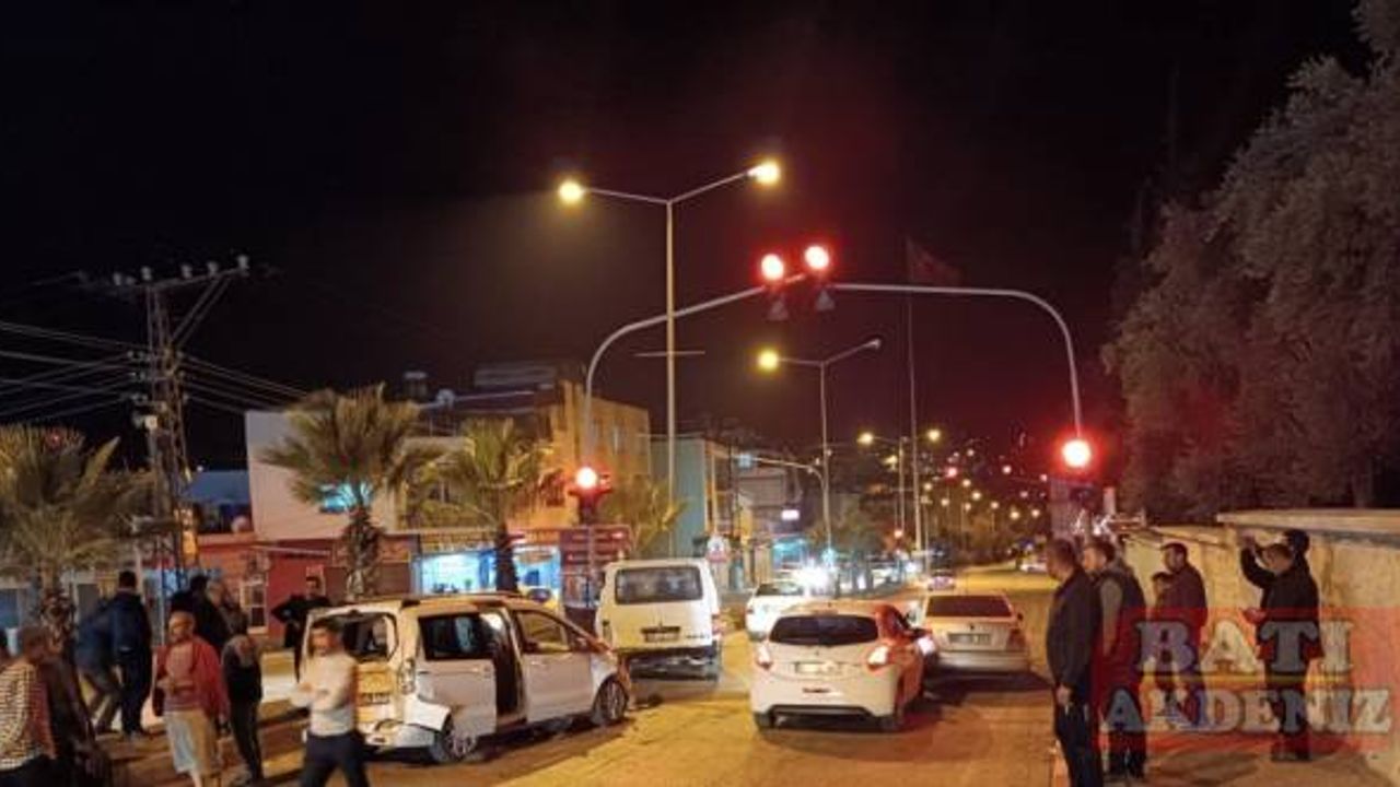 Osmaniye'de otomobilin kırmızı ışıkta bekleyen araçlara çarptığı kazada 4 kişi yaralandı