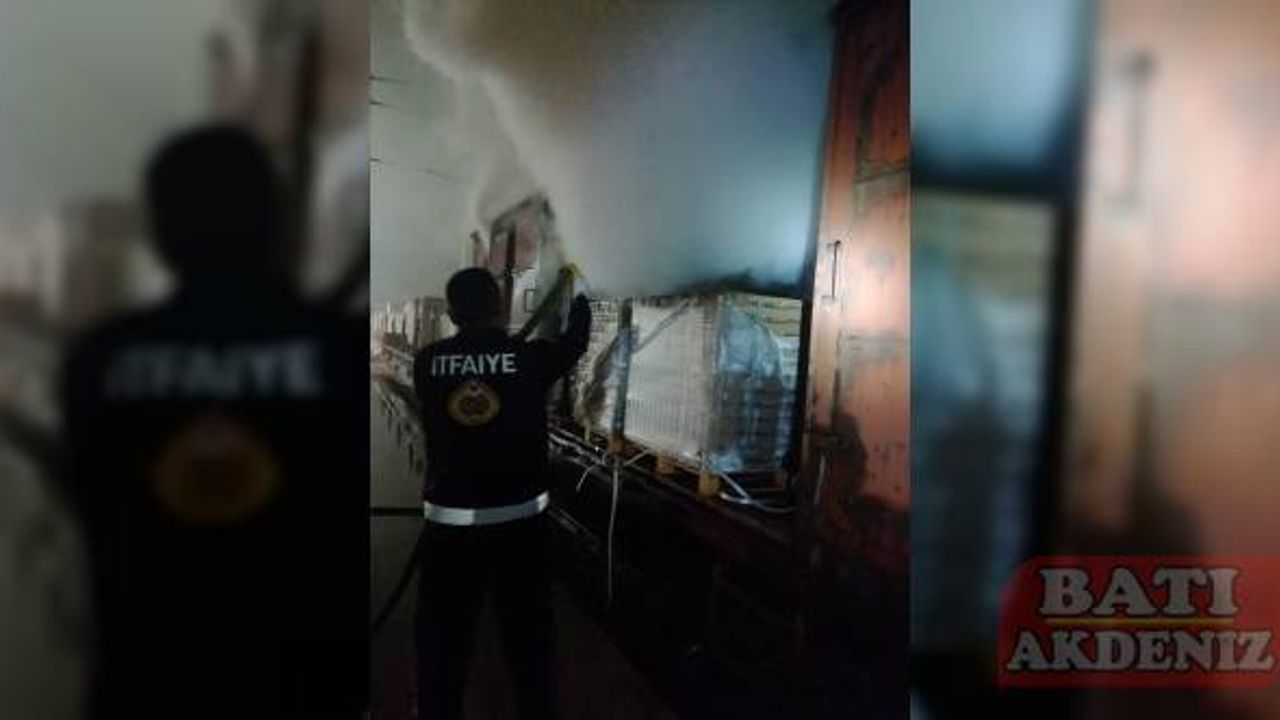 Osmaniye'de yangın çıkan parke yüklü vagonda hasar oluştu