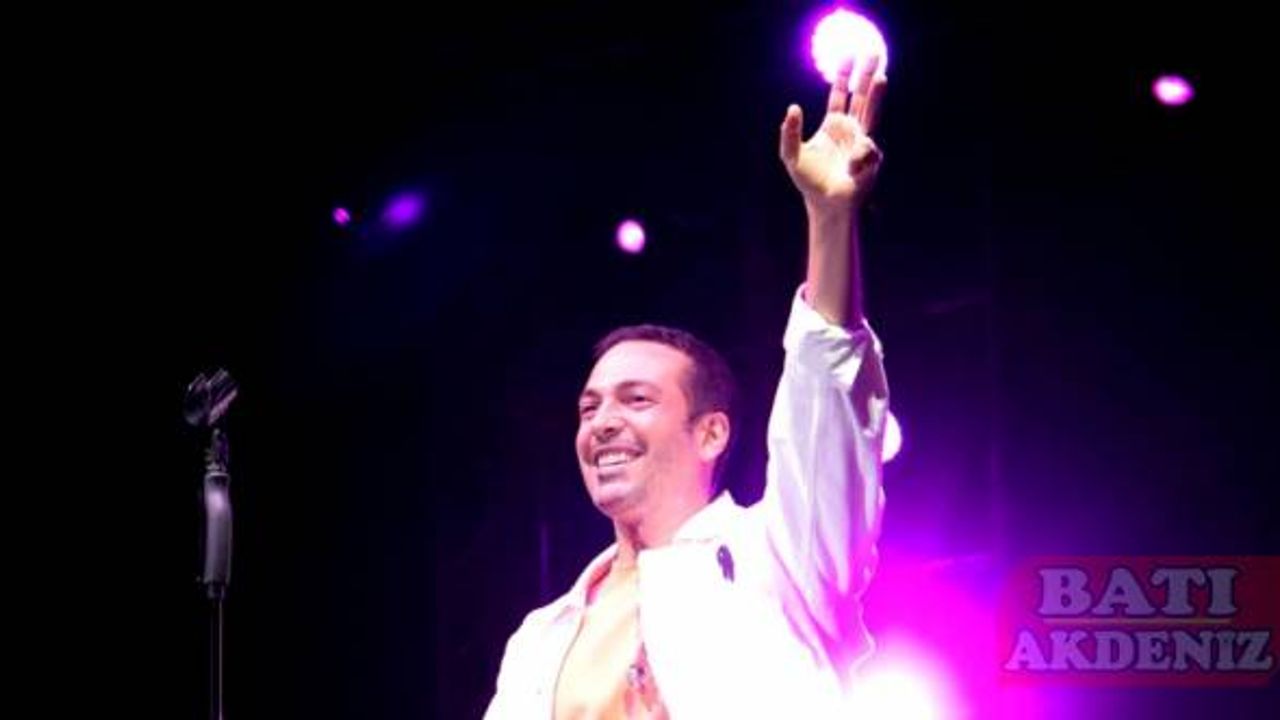 Şarkıcı Oğuzhan Koç, Mersin'de "8. Narenciye Festivali"nde konser verdi