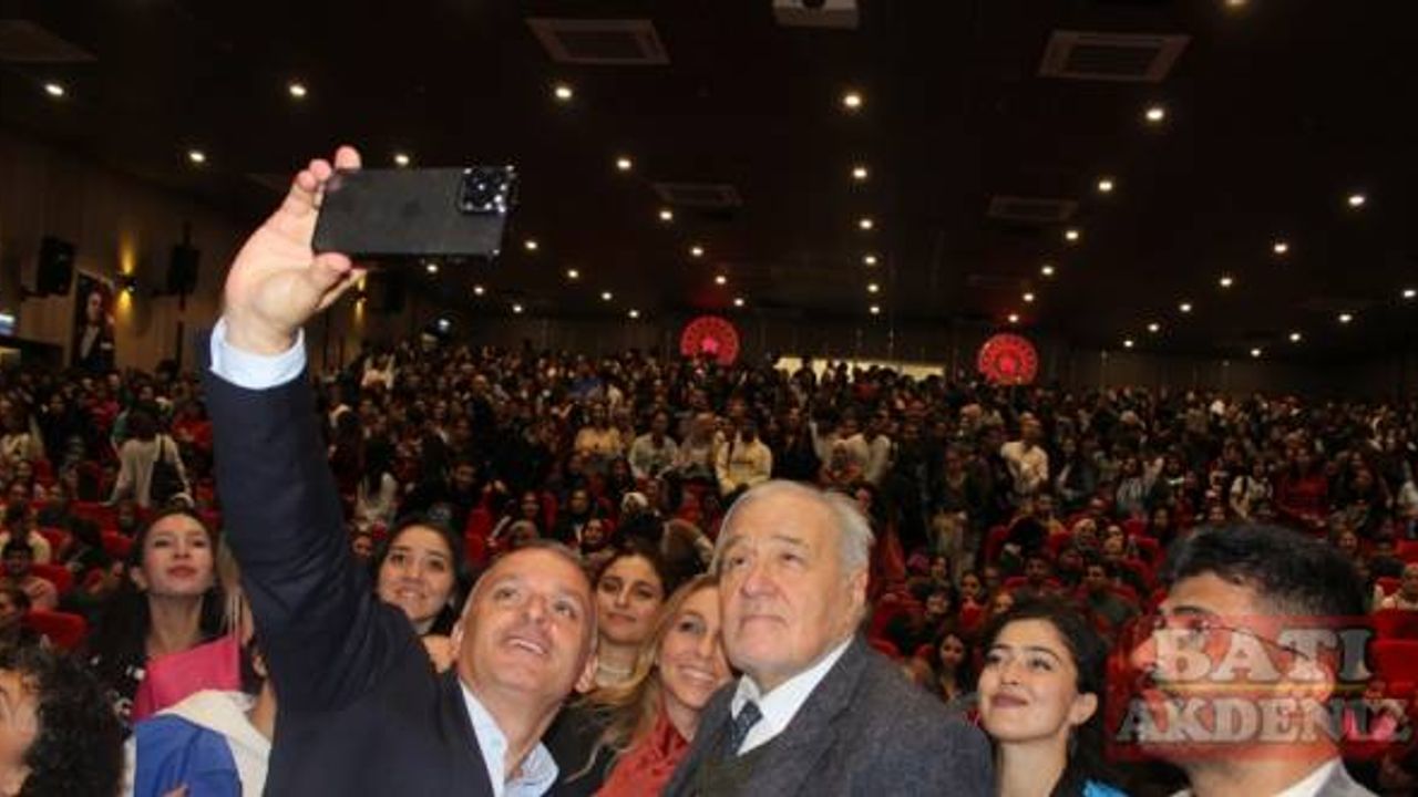 Tarihçi Prof. Dr. İlber Ortaylı, Antalya'da üniversite öğrencileriyle buluştu: