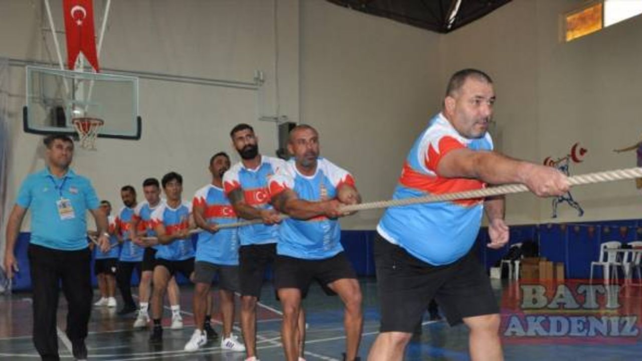 Türkiye ve Azerbaycan'ın halat çekme sporcuları, Mersin'de yarıştı