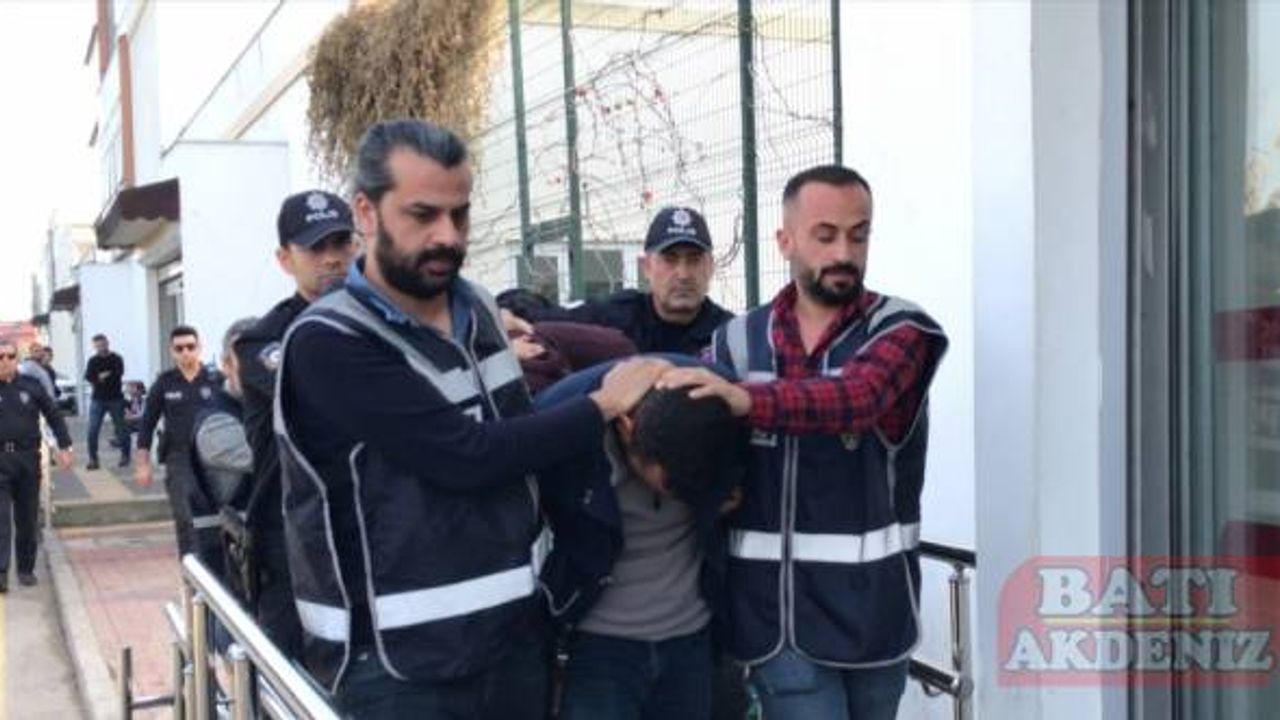 Adana Adliyesi'nde güvenlik görevlilerine saldıran 6 zanlıdan 5'i tutuklandı