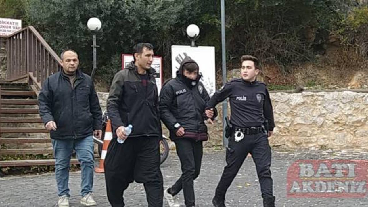 Adana'da Kozan Kalesi'ndeki kayalıklarda mahsur kalan genç kurtarıldı