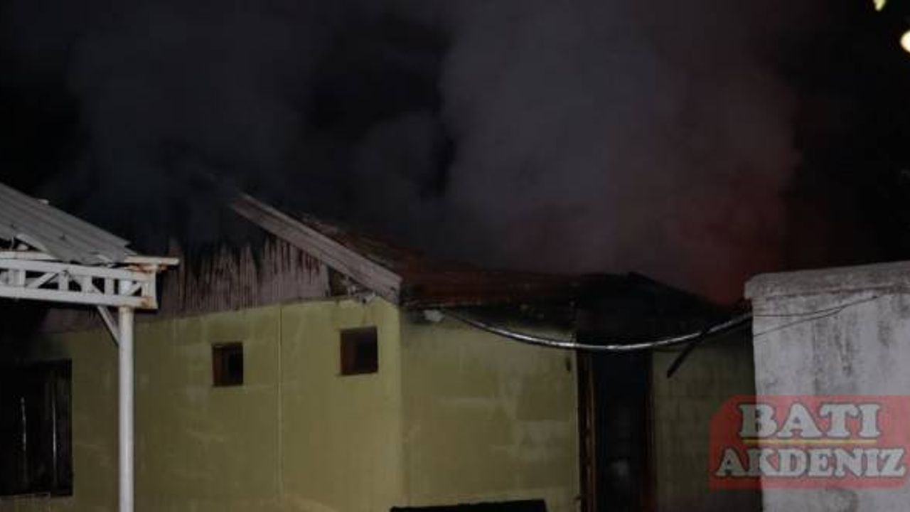 Adana'da kundaklandığı öne sürülen restoran kullanılamaz hale geldi