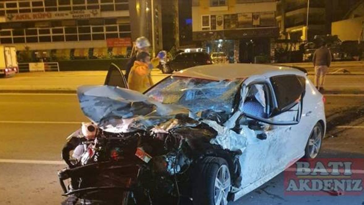 Alanya'da otomobille çarpışan kamyonetin sürücüsü hayatını kaybetti