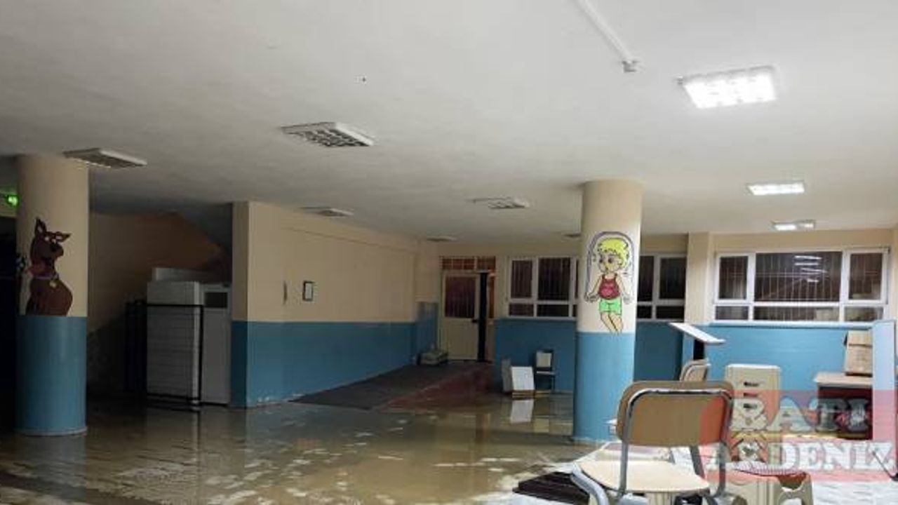 Alanya'da sağanak nedeniyle bazı ev, iş yeri ve seralar ile bir okulu su bastı