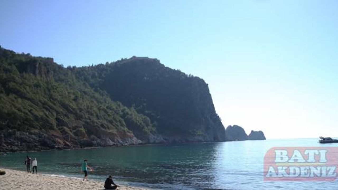 Alanya'da yerli ve yabancı turistler aralık ayında denize girdi