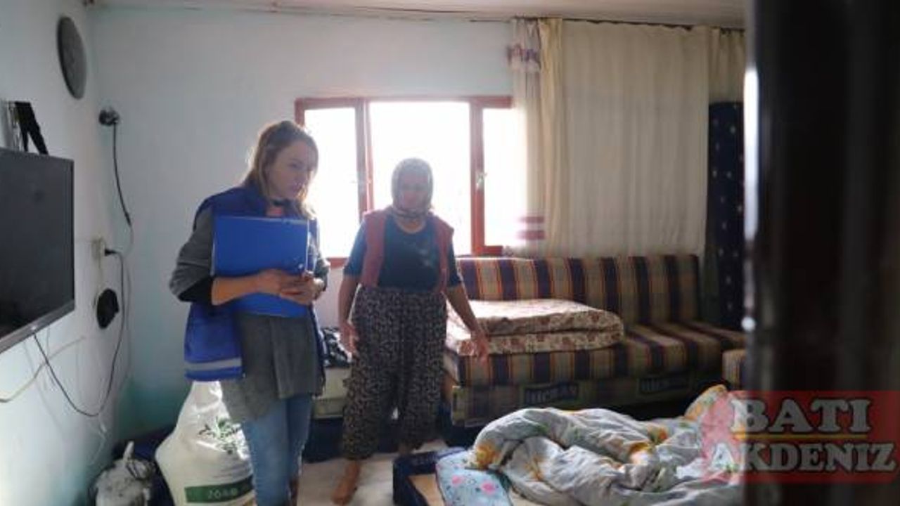 Antalya Büyükşehir Belediyesi, su baskını yaşanan evlere eşya yardımında bulundu