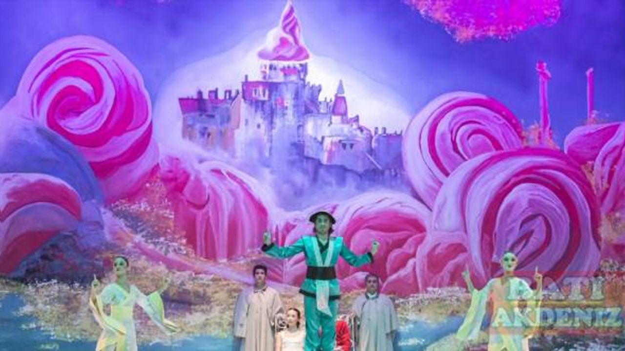 Antalya Devlet Opera ve Balesi "Fındıkkıran" balesini sahneledi