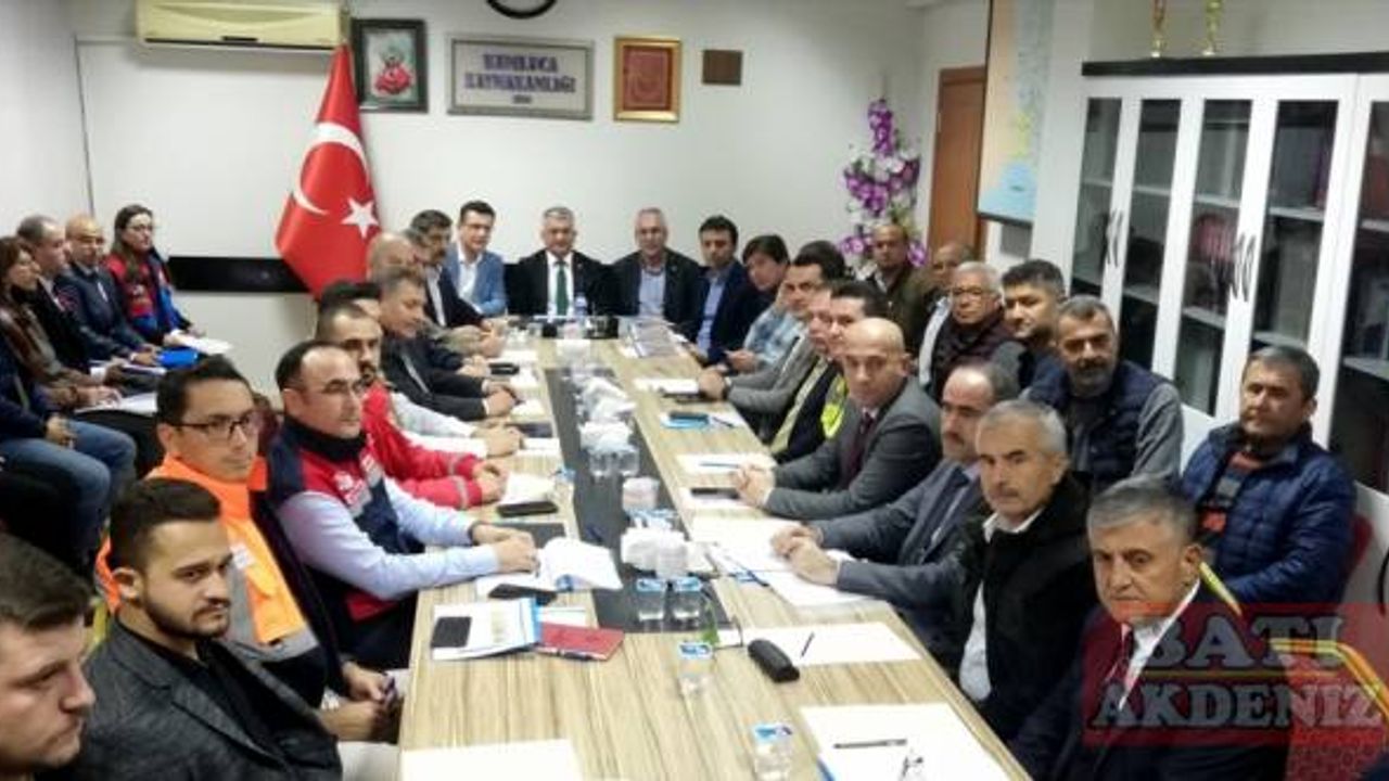 Antalya Valisi Yazıcı, Kumluca'daki sel sonrasında yürütülen çalışmaları inceledi
