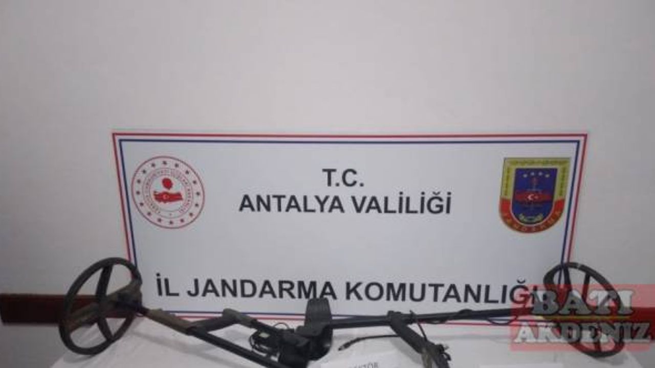 Antalya'da antik kentte kaçak kazı yapan 2 şüpheli yakalandı