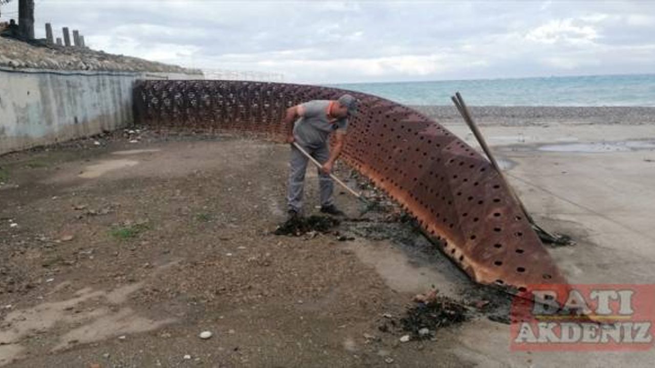 Antalya'da atık tutucu sistem ile çöplerin denize ulaşması engelleniyor