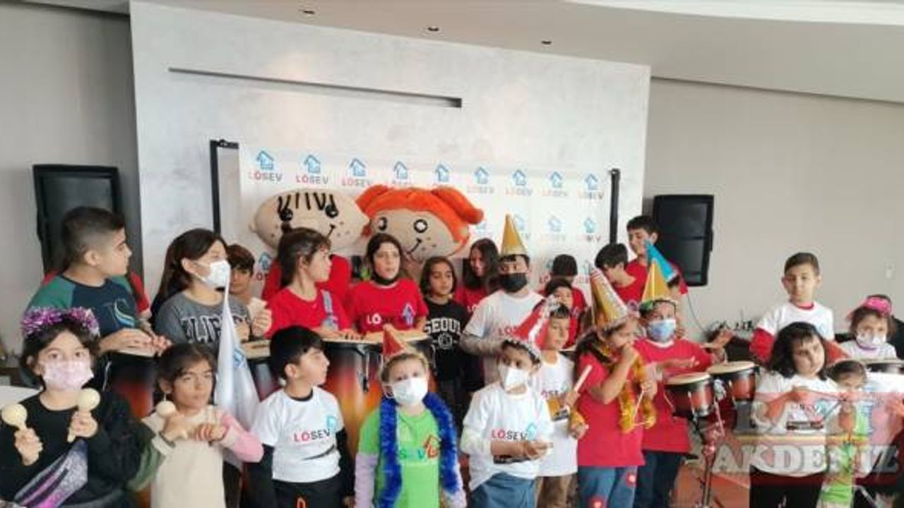 Antalya'da lösemili çocuklar yeni yıl partisinde moral buldu