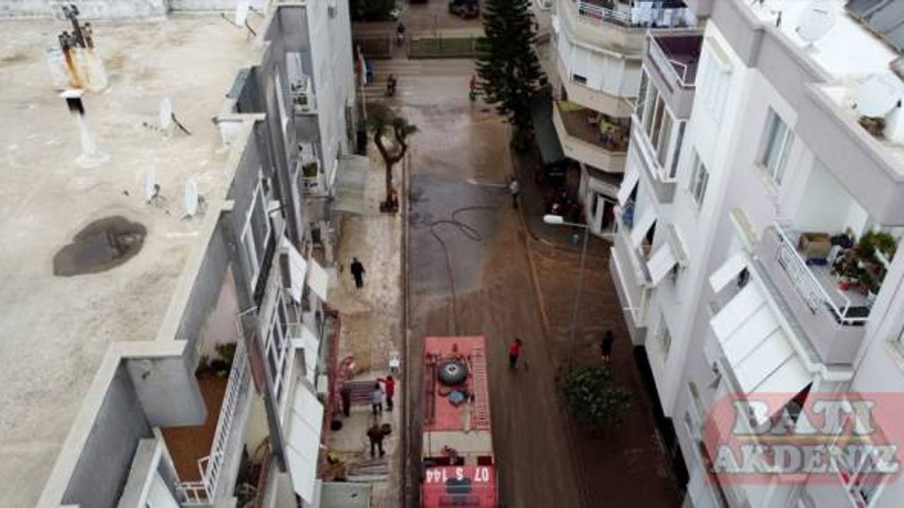 Antalya'da selden etkilenen alanlarda temizlik çalışmaları sürüyor