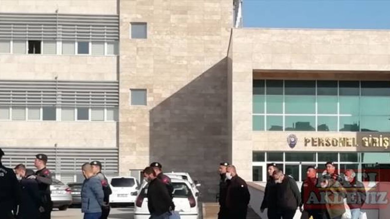 Antalya'da suç örgütü operasyonunda gözaltına alınan 21 şüpheli adliyeye sevk edildi