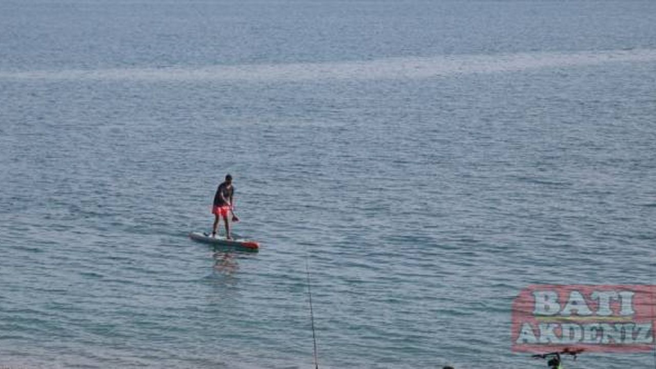 Antalya'da vatandaşlar ile turistler aralıkta denizin keyfini çıkardı