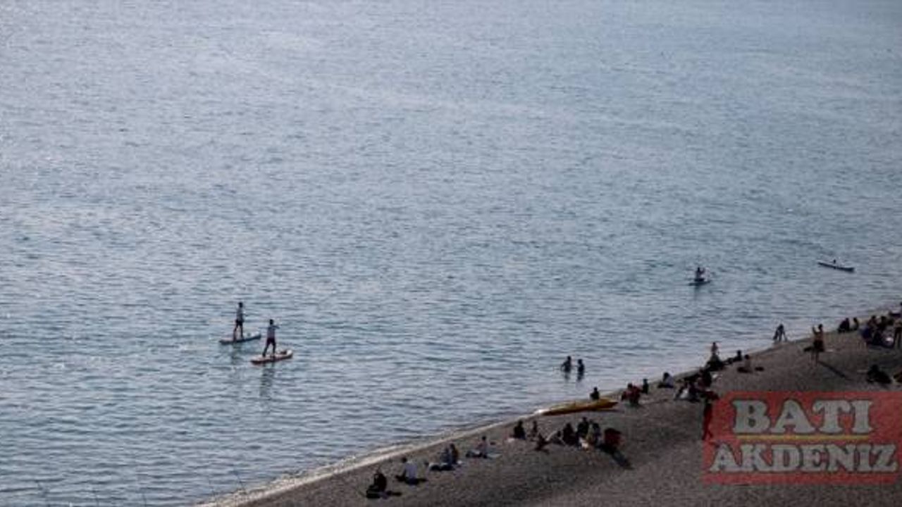 Antalya'da vatandaşlar ile turistler denize girdi, kanoya bindi
