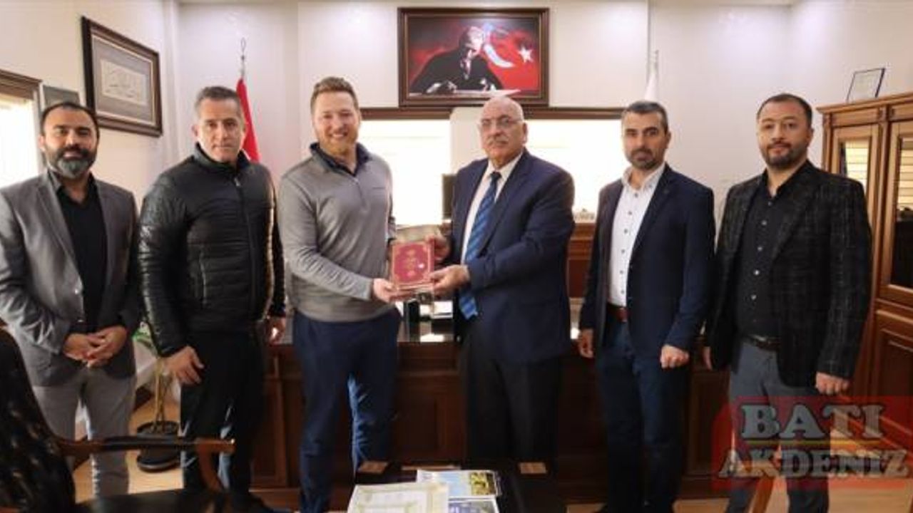 Atatürk hayranı Alman turist, Müslüman olup "Kemal" ismini aldı