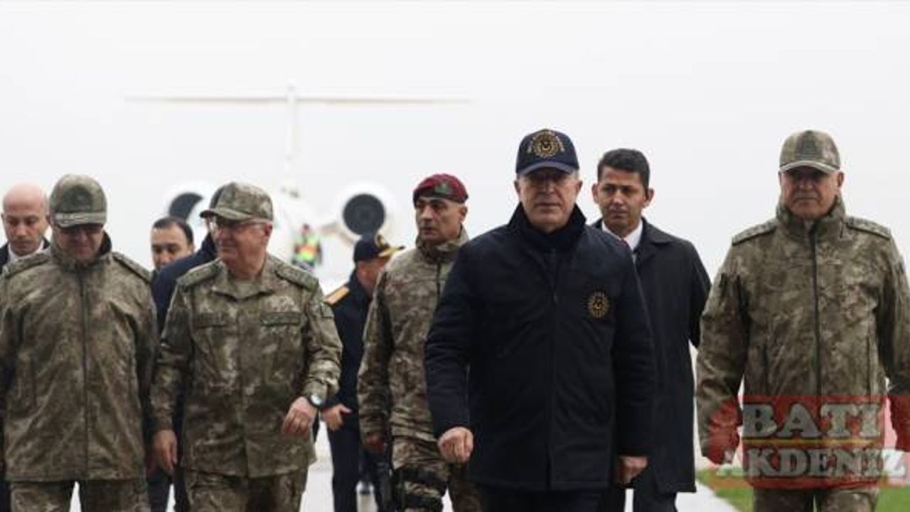 Bakan Akar, beraberindeki komutanlarla Suriye sınırında inceleme ve denetlemelerde bulunuyor