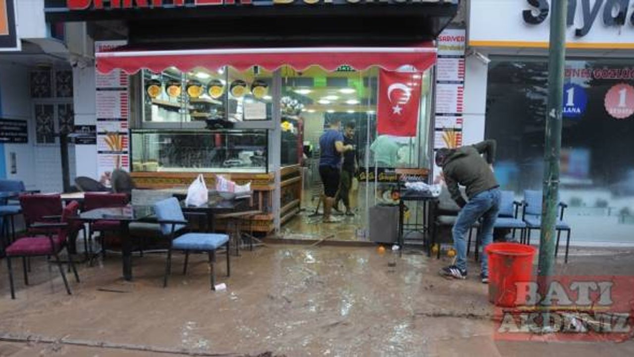 Antalya'da kuvvetli yağış sele neden oldu