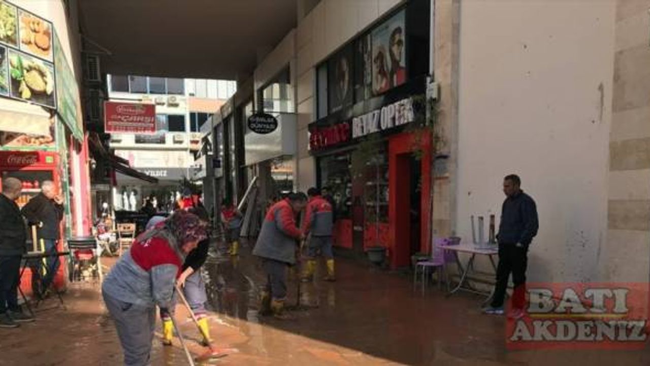 GÜNCELLEME 4 - Antalya'da kuvvetli yağış sele neden oldu