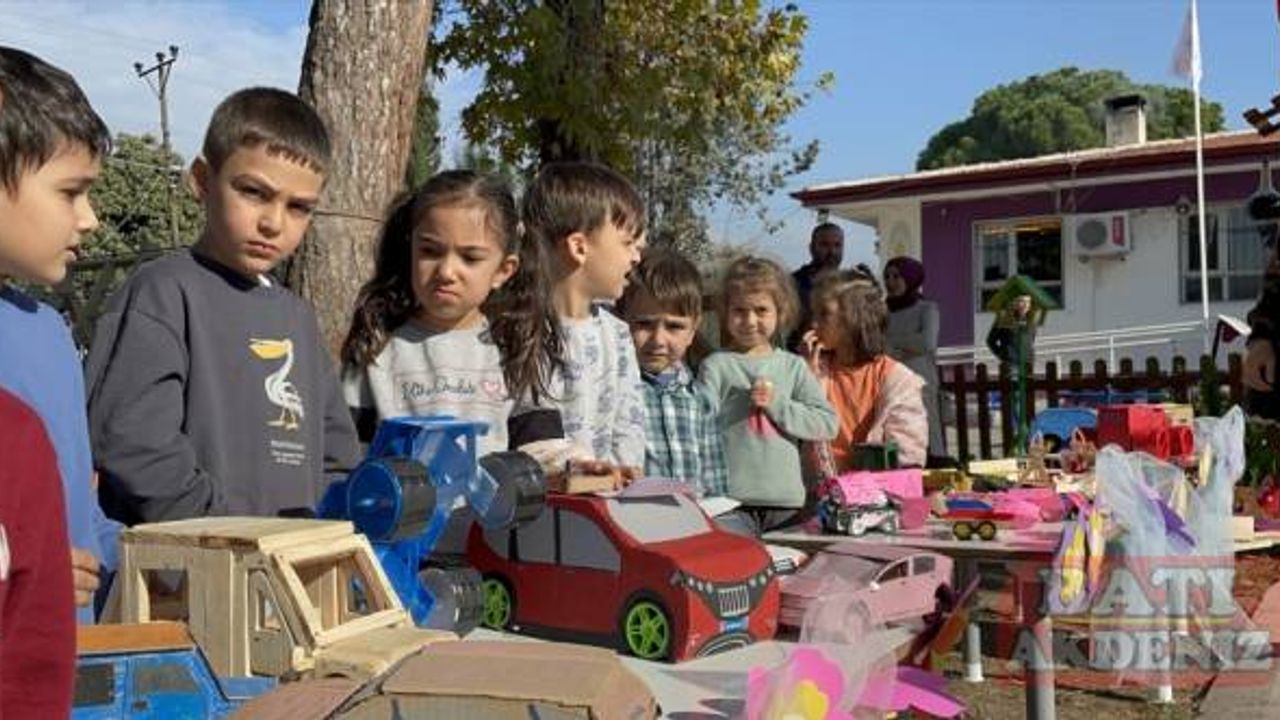 Hatay'da anaokulu öğrencilerinin atıklardan yaptığı oyuncak araçlar sergilendi