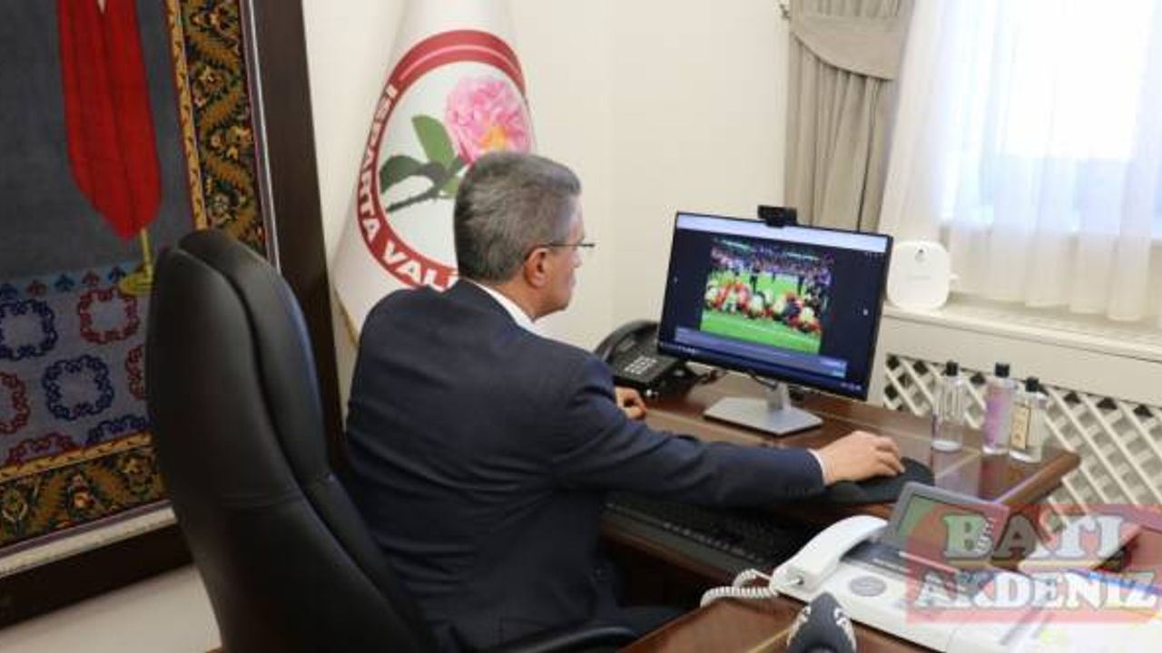 Isparta Valisi Baruş ve ISUBÜ Rektörü Çatal AA'nın "Yılın Fotoğrafları" oylamasına katıldı