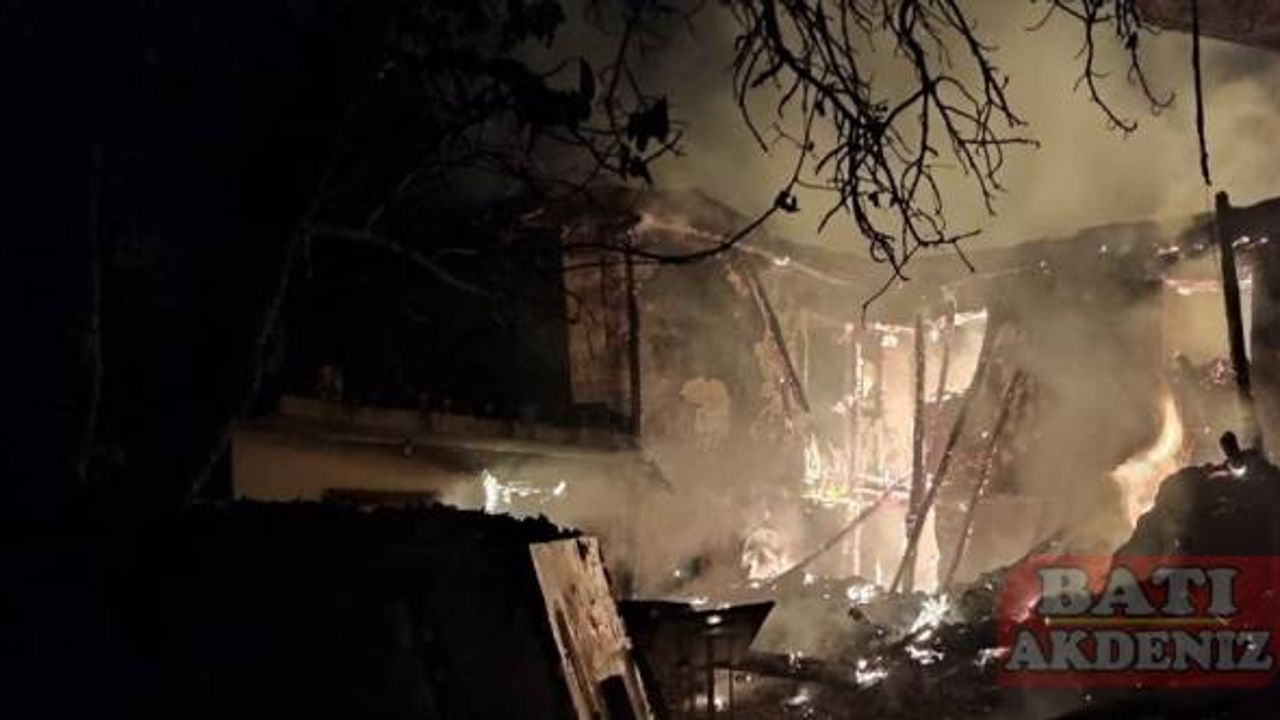 Kahramanmaraş'ta çıkan ev yangınında 4 kişi dumandan etkilendi