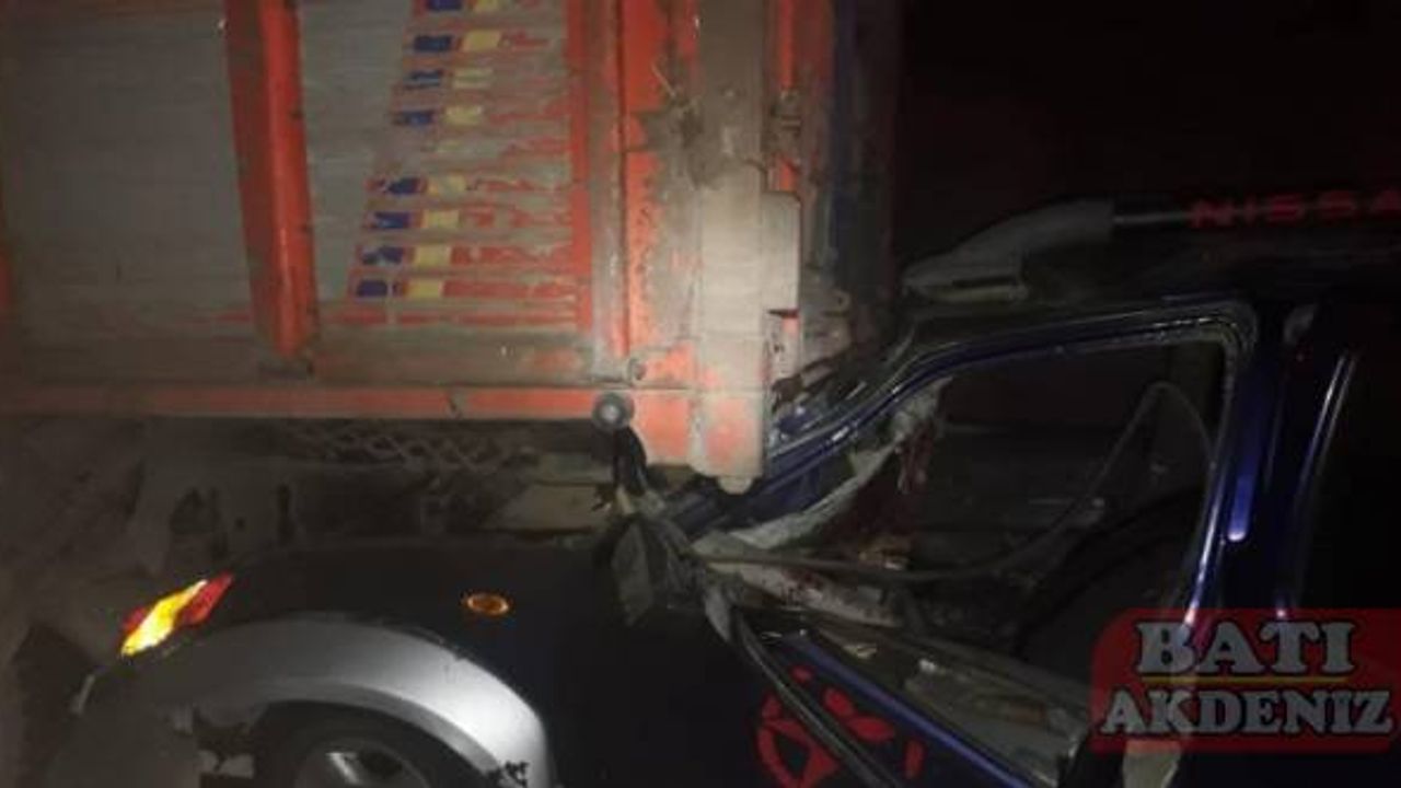 Kahramanmaraş'ta kamyona arkadan çarpan kamyonetteki  5 kişi yaralandı